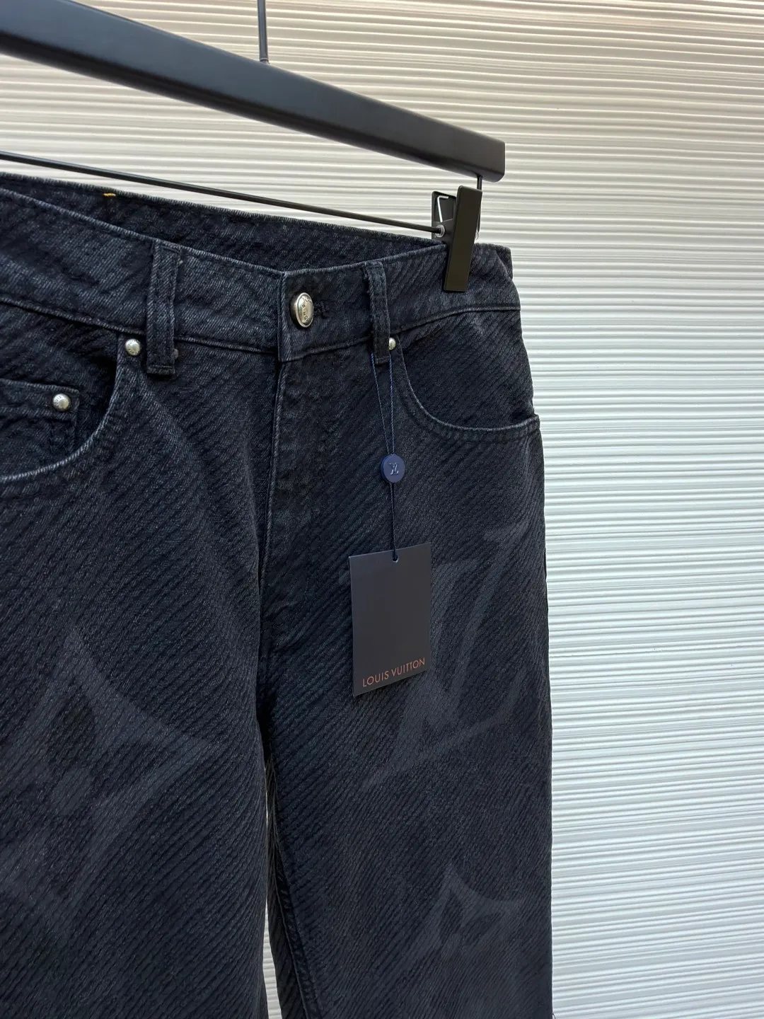 LOUIS VUITTON gradient letter jeans ●Original version: purchased and developed by 17726 ●Item number: 1680830-B45 ●Fabric: denim fabric ●Technology: Tie-dye process ●Version: fitted version ●Weight: about 710 grams ●Size: 30-32-34-36 ●Description: The tie-dye process interprets the dreamy colors of the Northern Lights. It is not only fashionable and versatile, but also enhances the aura and becomes the focus of attention. It can be matched with the same style to create a fashionable look and control various occasions. The overall wiring is straight and delicate, the fabric is comfortable and soft, and the color is consistent without color difference. It can be matched with the same style to create a fashionable look and control various occasions. Customized accessories, complete with three standards, same style for men and women!
